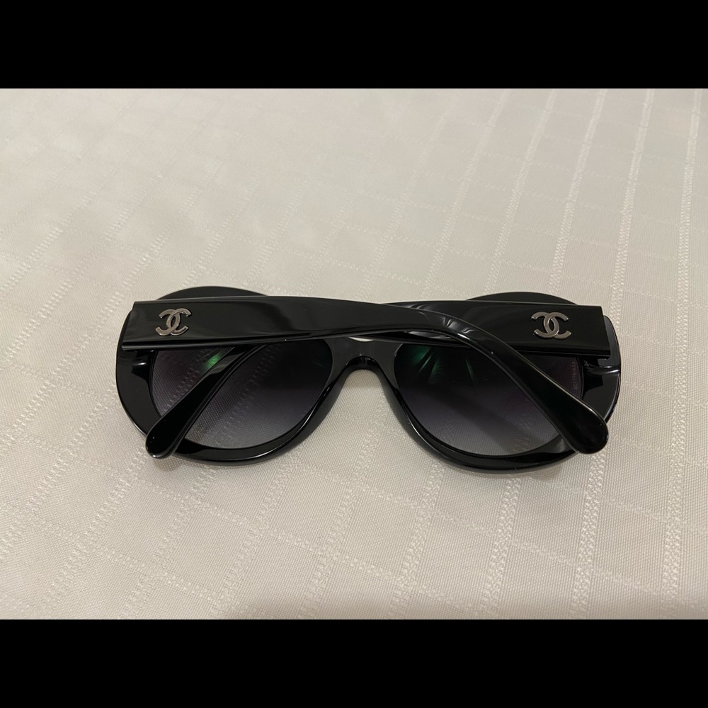 🖤$450. Chanel Classic Round Blk W/ silver CC logo - Picture 15 of 17